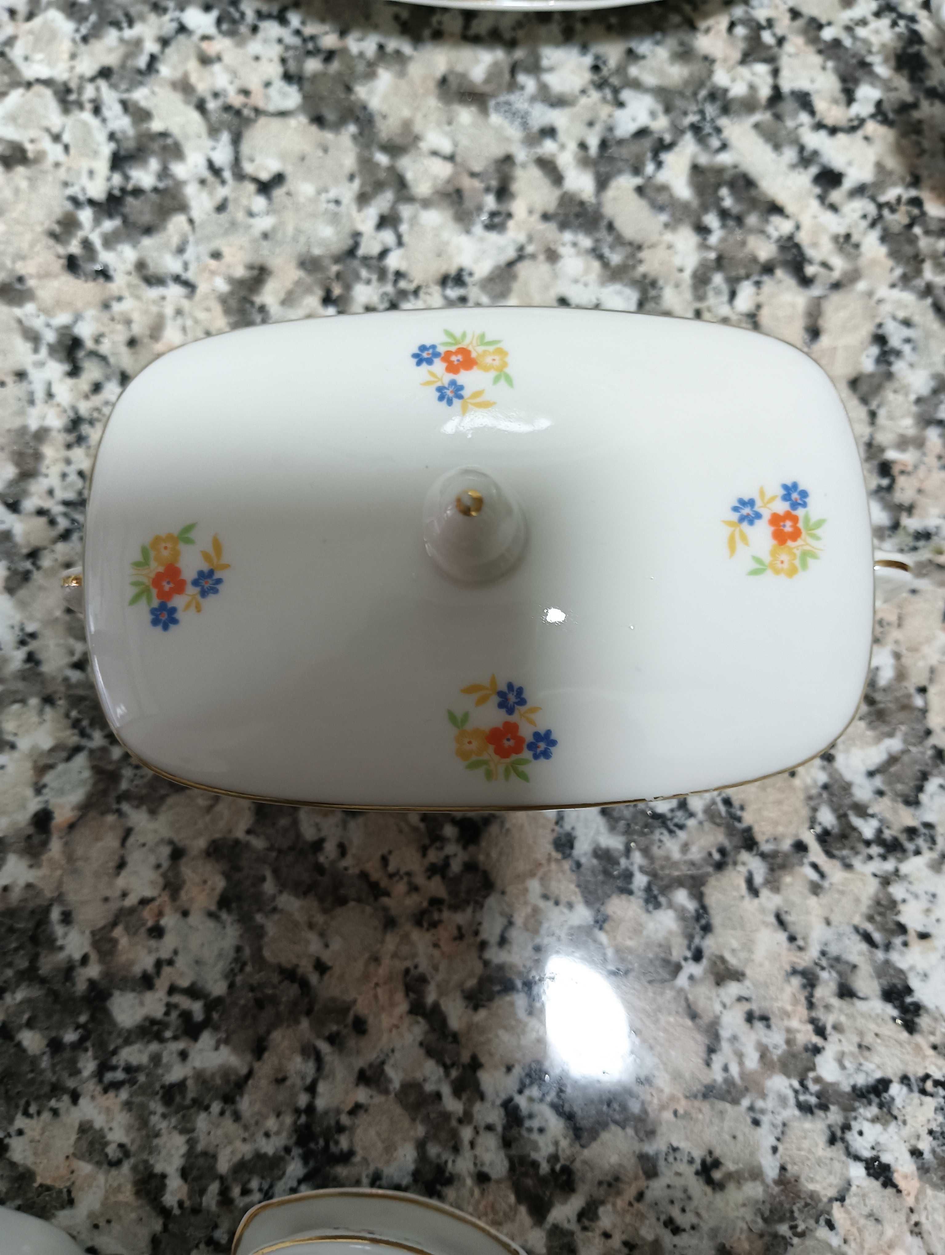 Miniaturas decorativas da vista alegre