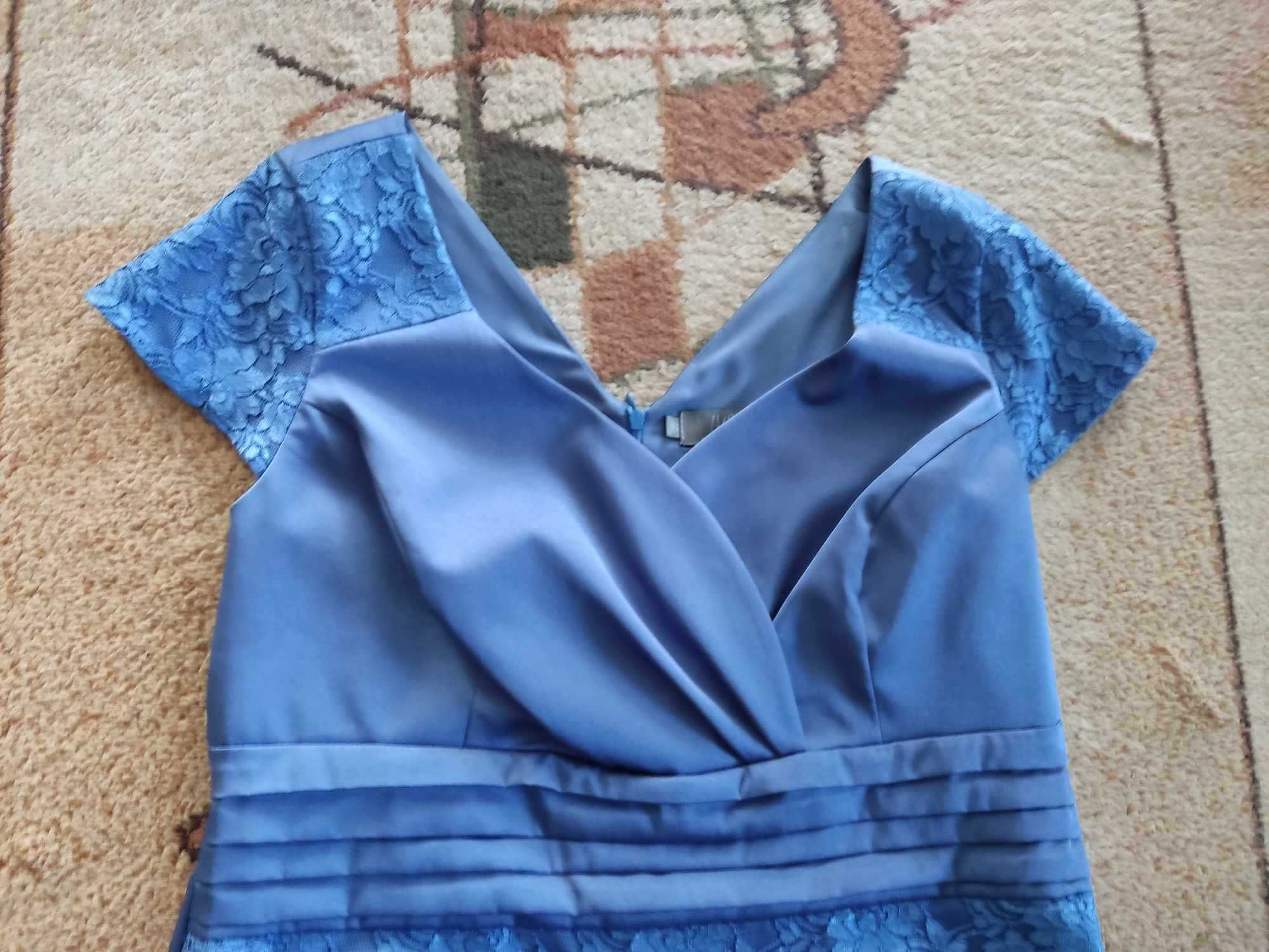 Niebieska zdobiona sukienka