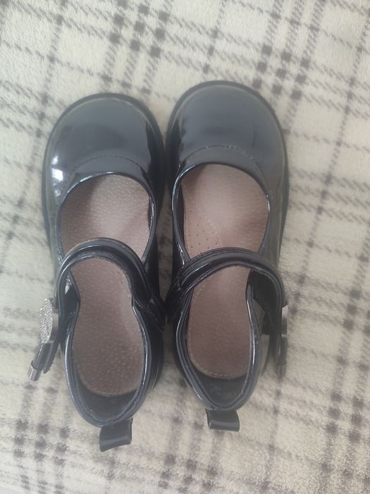 Дівчачі  лакові туфельки.