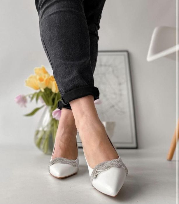 Туфлі човники лодочкижіночі білі з камінцями