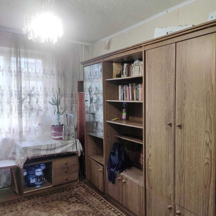 Комната для женщины на Победе-2.  Коммунальные услуги входят в цену