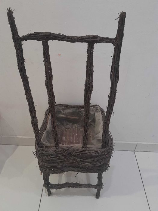 kwietnik krzesełko wiklinowe