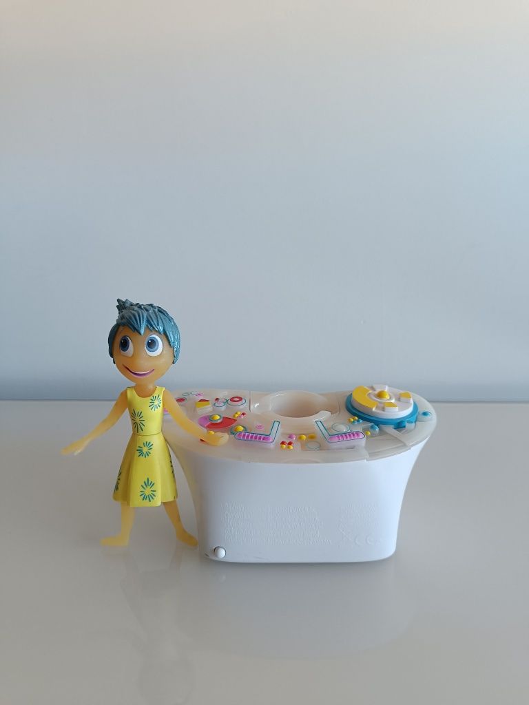 Inside Out boneca Joy Alegria com consola
