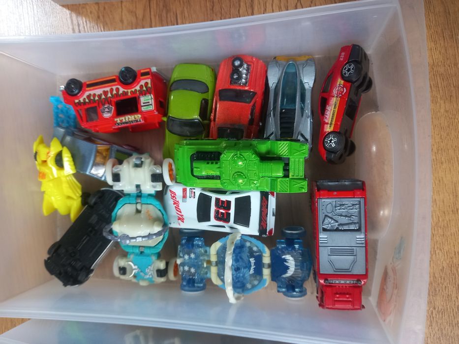 Kolekcja hot wheels samochodziki wraz z pudelkiem