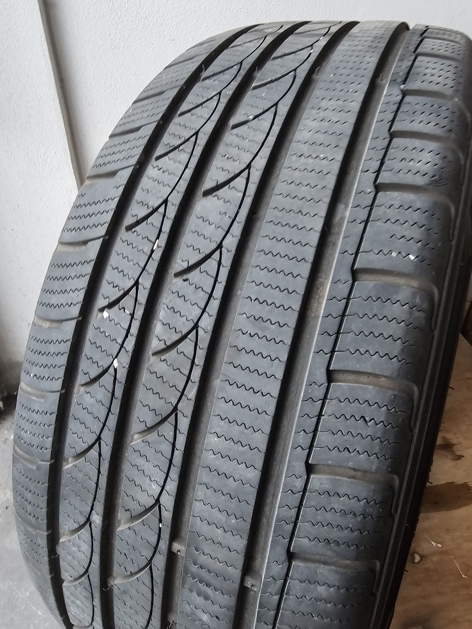 Opony 235/45 R18 2 szt.