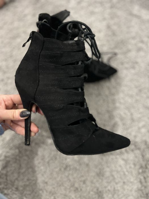 Czarne botki/sandałki na szpilce z wiązaniem – r. 36
