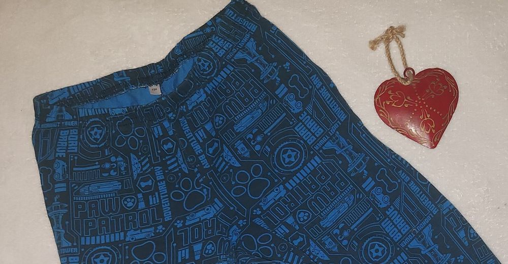7/8 anos - impermeável Benetton e Calças Patrulha Pata