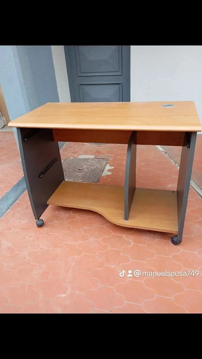 Vendo esta secretária muito bom estado
