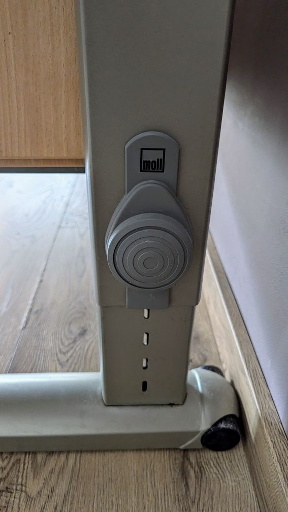 Zestaw regulowane ergonomiczne podnoszone biurko Moll i krzesło Moll