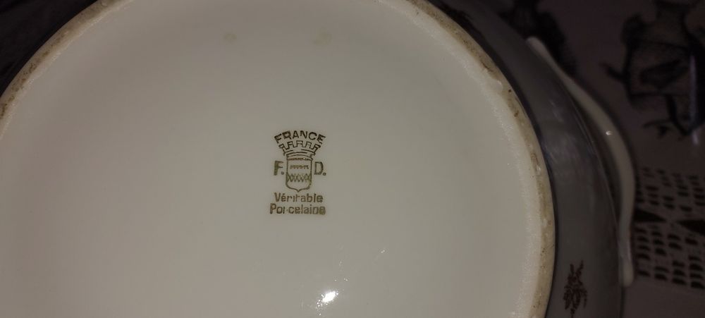 Terrina antiga de porcelana