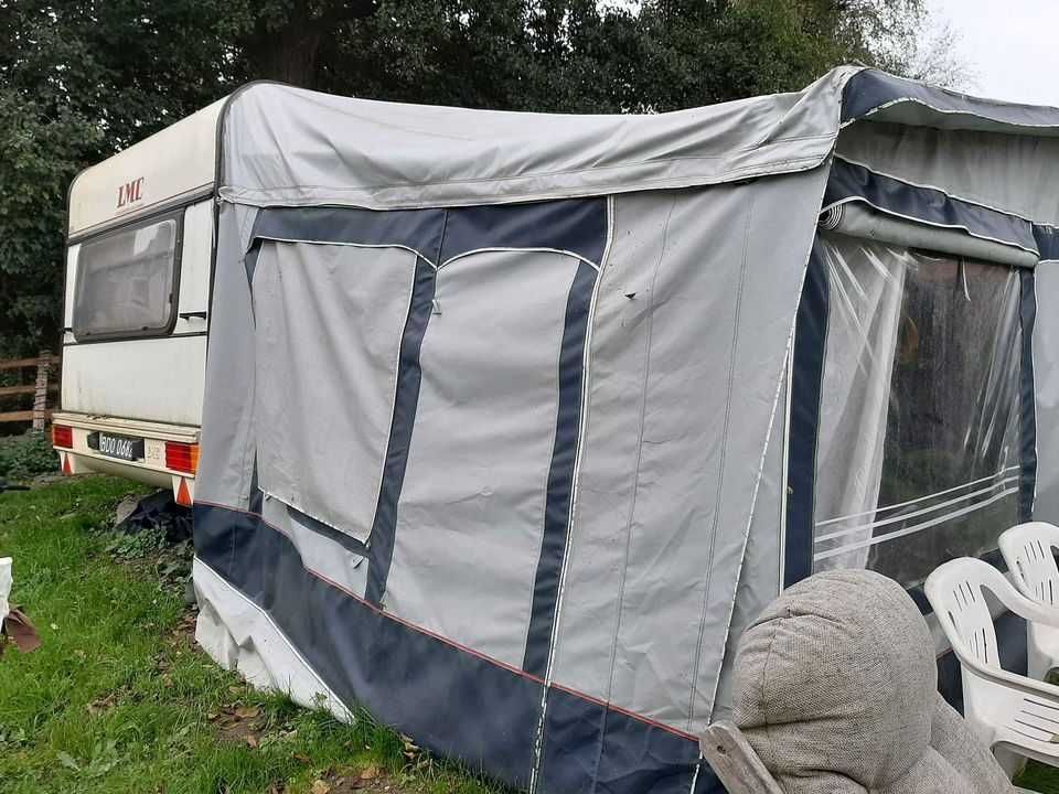 Przyczepa kempingowa LMC Caravan wraz z namiotem