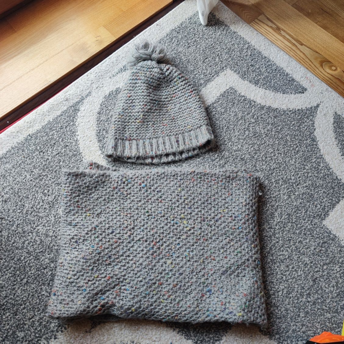 Szary komplet damski. Czapka i komin. H&M.