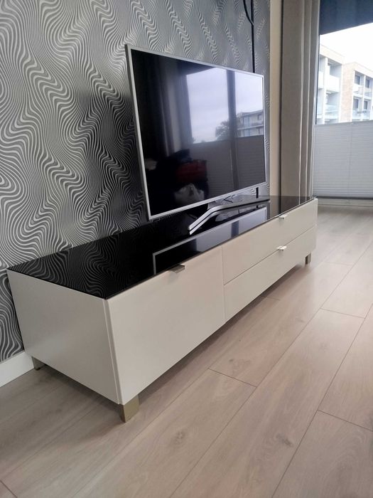 Biała szafka RTV Poole 165 cm / Stolik RTV/ BRW/ Biały połysk / Szkło