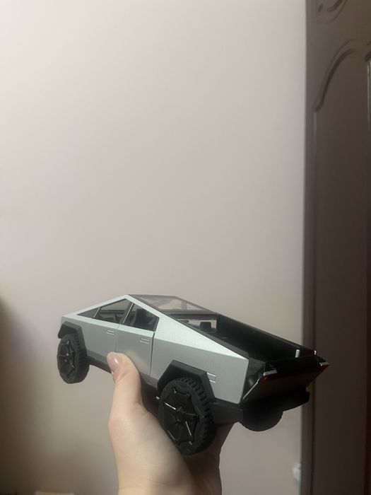 Машинка Tesla