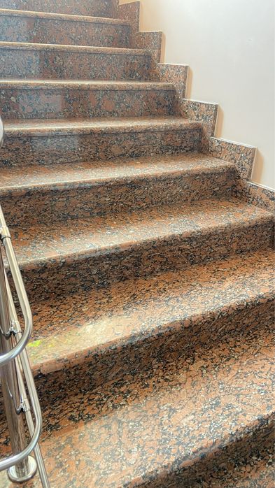 Сходи з граніту каменю