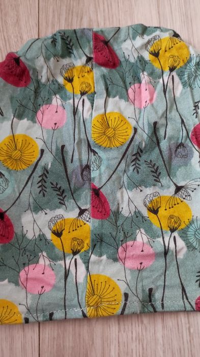 Cienka czapka damska wiosenne kwiaty