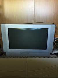 Televisão antiga, com 77,5 cm, a funcionar