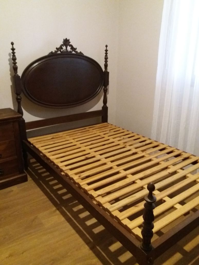 Cama em madeira 120×180, em excelente estado