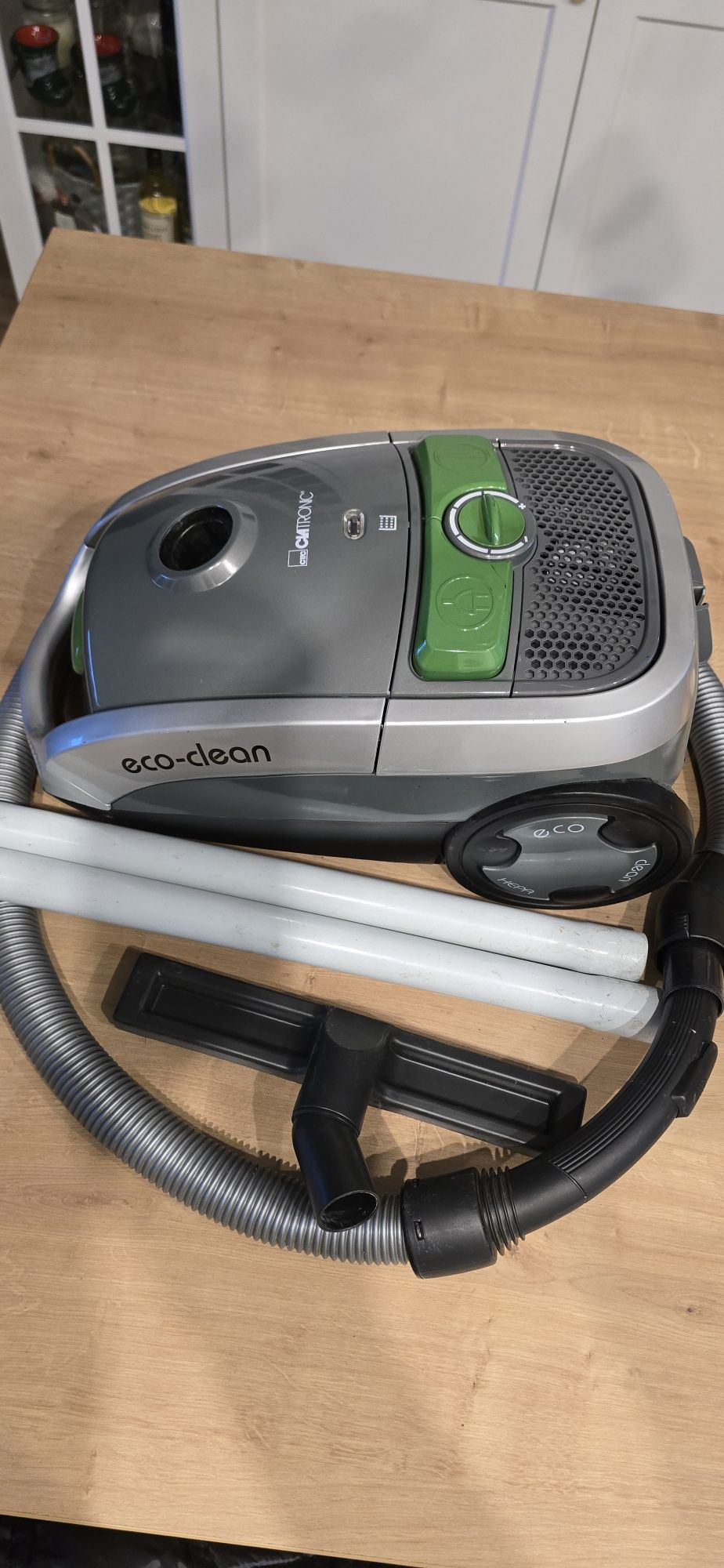 Mocny niemiecki workowy odkurzacz CLATRONIC o mocy 1600W.