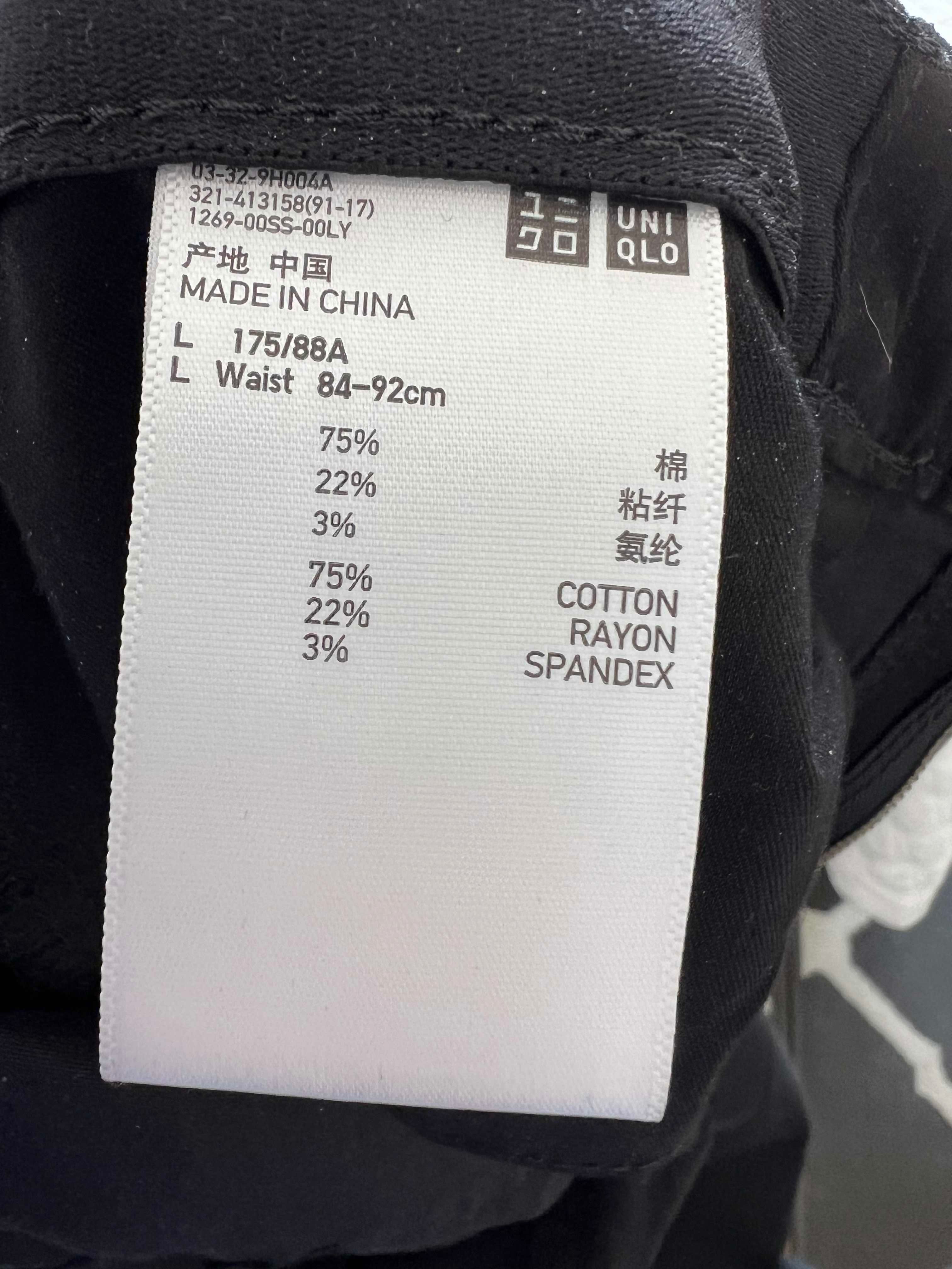 Męskie spodnie marki UNIQLO, czarne