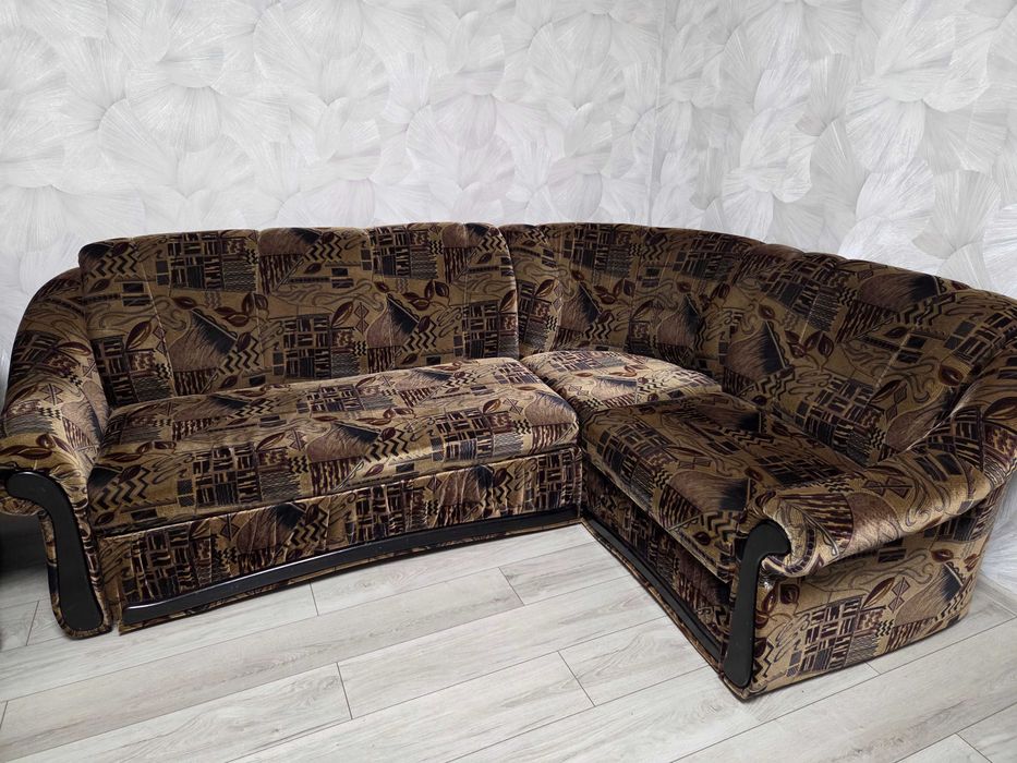Продам кутовий диван з кріслом