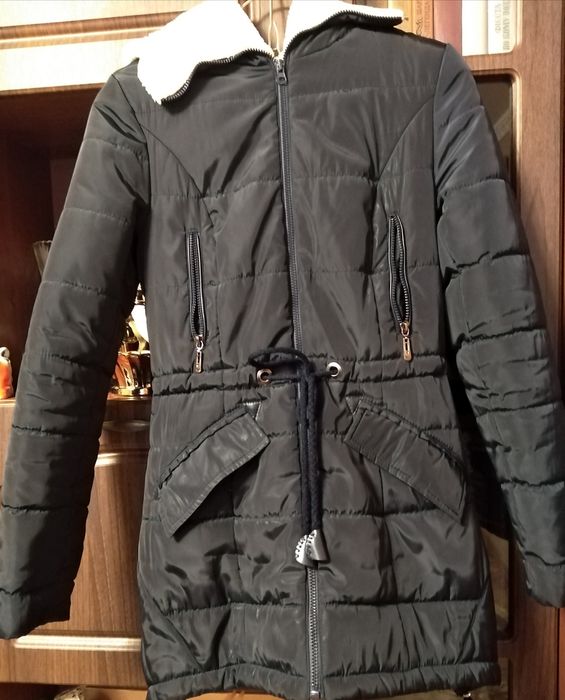 Куртка жіноча зимова  чорного кольору з білою теплою  підкладкою