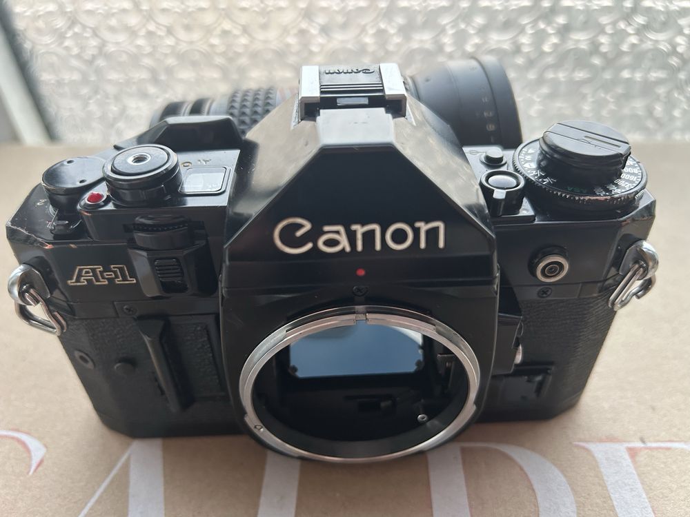 Canon A-1 com lente 28-80 mm 1:3,5 Makinon MC