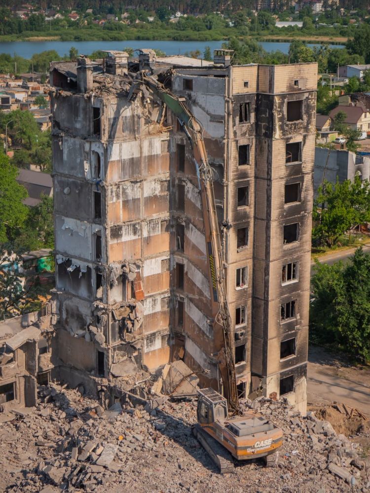 Демонтаж будинку, демонтаж бетону фундаменту будівлі складу ангара