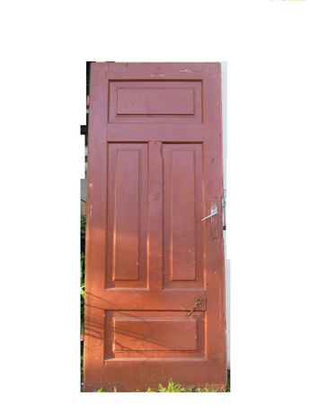 Stare drewniane drzwi uszkodzone