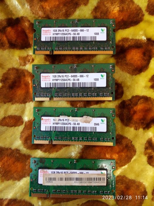 Память DDR 2. планки 4 по 1 гигабайту и того 4 гигабайта памяти.