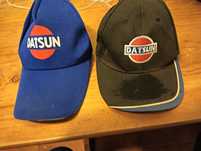 Dois chapéus Datsun um Citroen