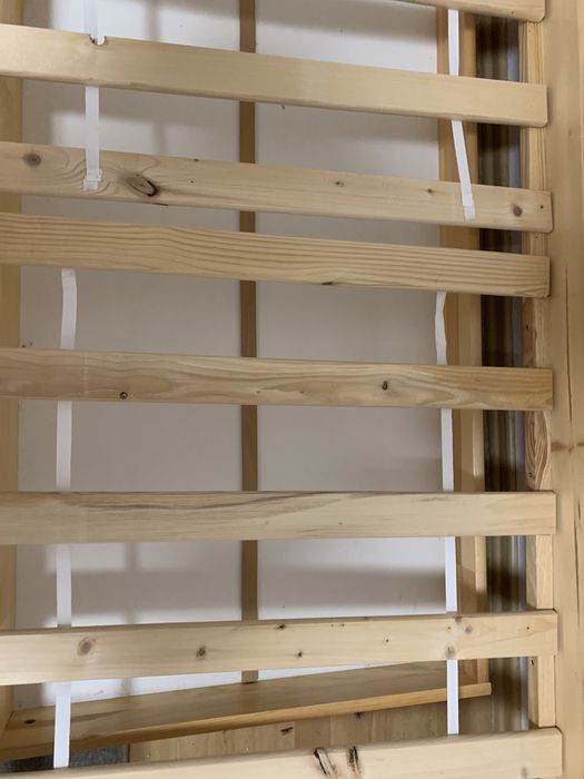 Drewniane sosnowe łóżko z szufladą na pościel i materacem