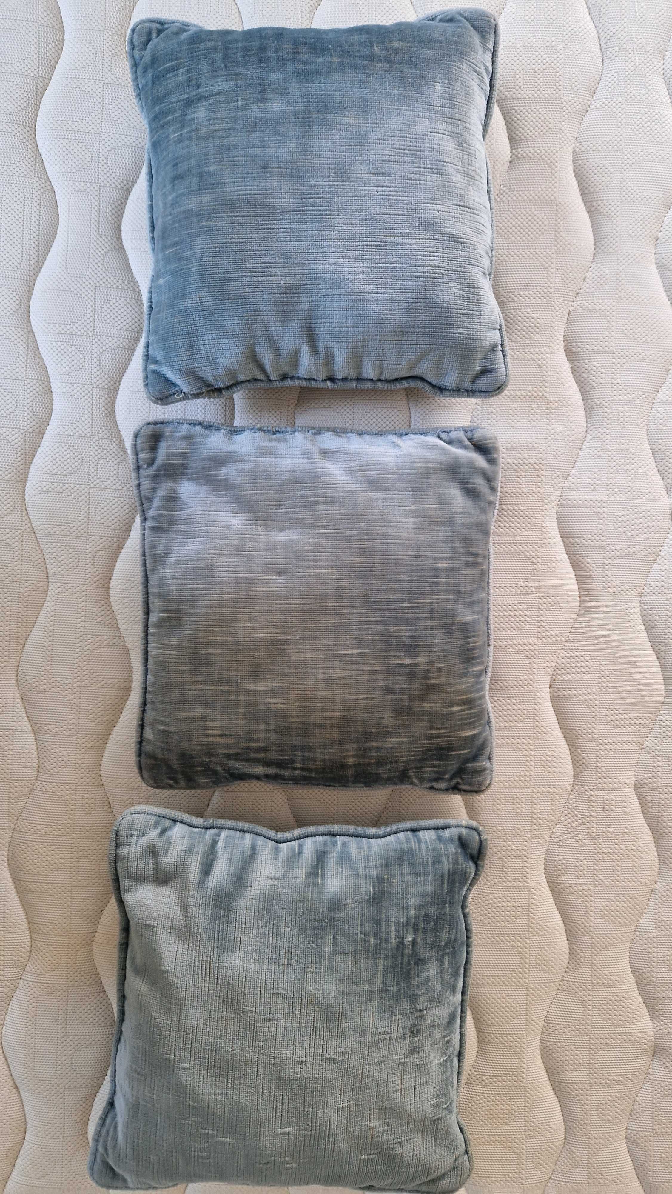 Conjunto 3 almofadas de tecido aveludado azul 
28 cm x 24 cm