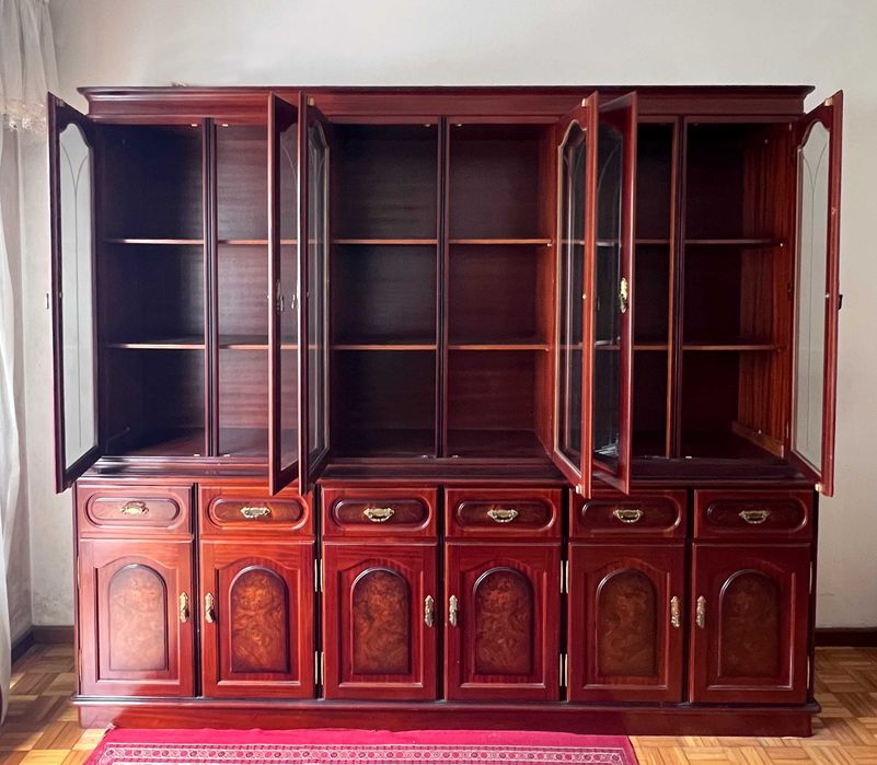 Móvel aparador de sala, em madeira de carvalho em ótimo estado