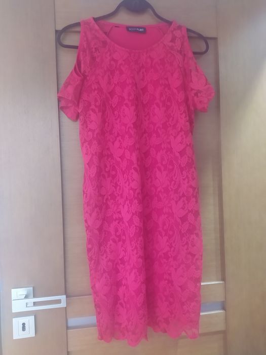 Czerwona koronkowa sukienka