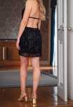 Vestido preto curto sem costas