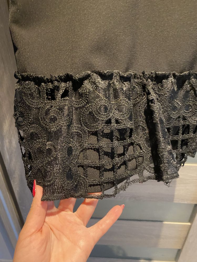 Czarna sukienka oversize elegancka zfobiony rękaw