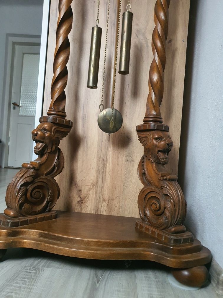 Amtyczny zegar stojący na lwich łapach