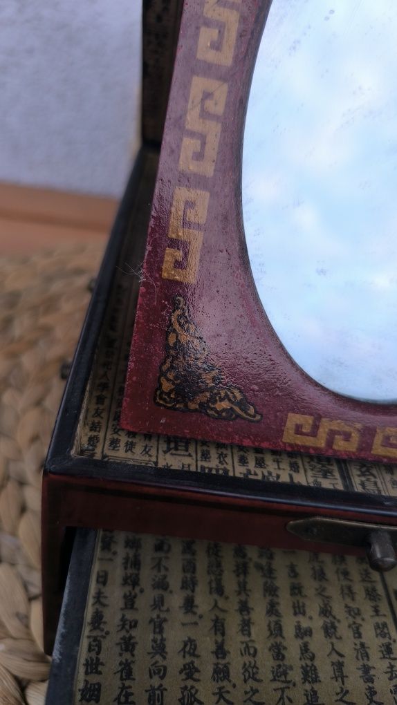 Orientalna szkatułka z lustrem i szufladkami – ręcznie zdobiona