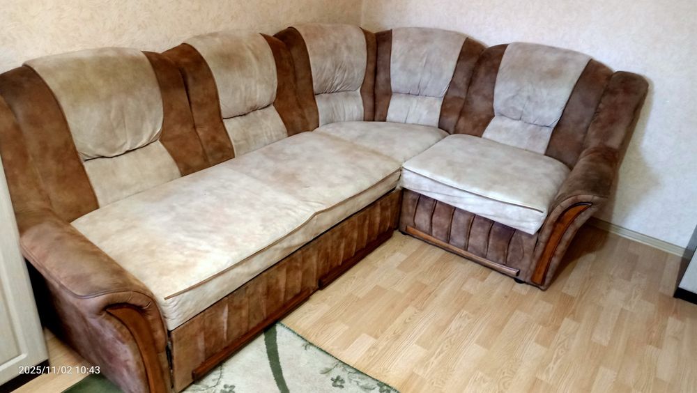 Кутовий диван б/у в гарному стані