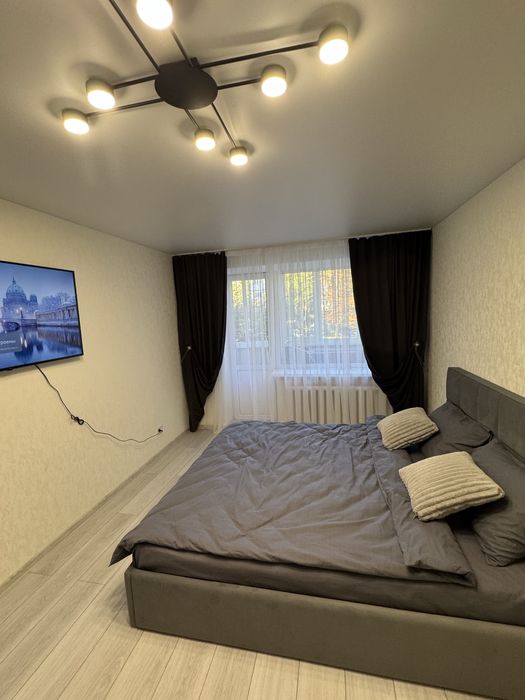 1к кв пр. Космонавтів, Мега Молл