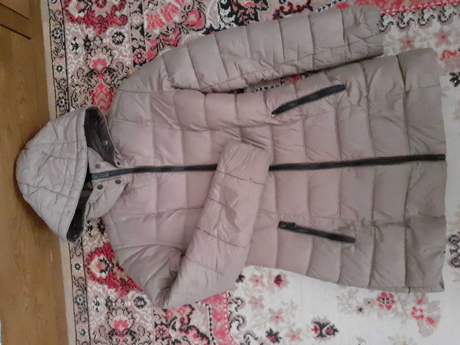 Бежева осіння куртка жіноча