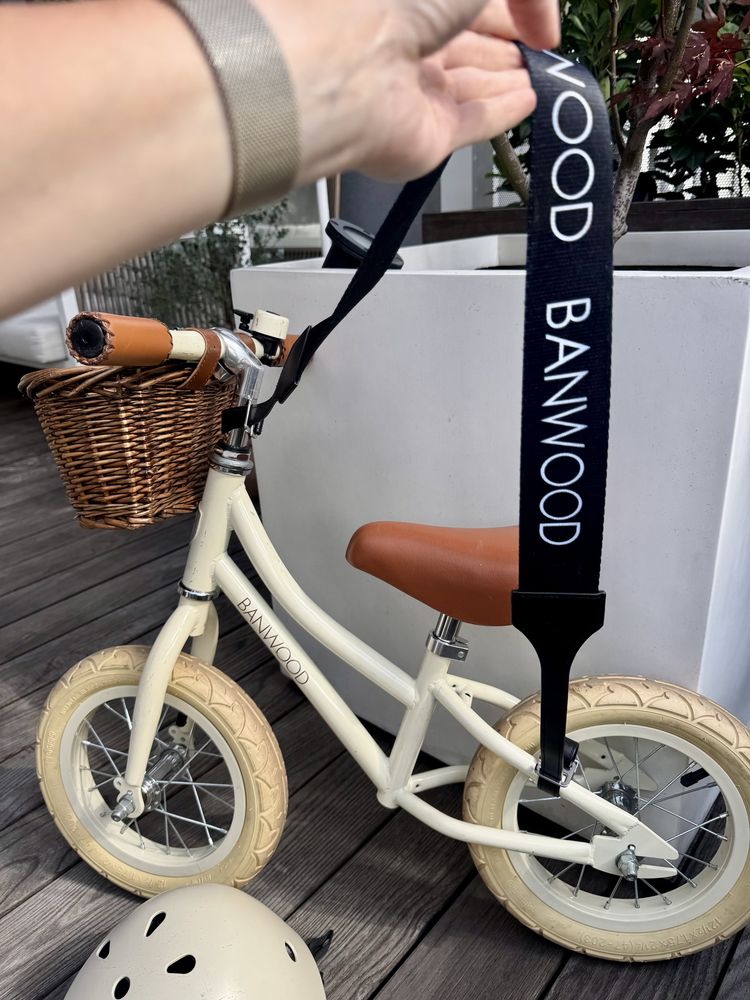 Rowerek biegowy FIRST GO Banwood + koszyk + kask + pasek do noszenia