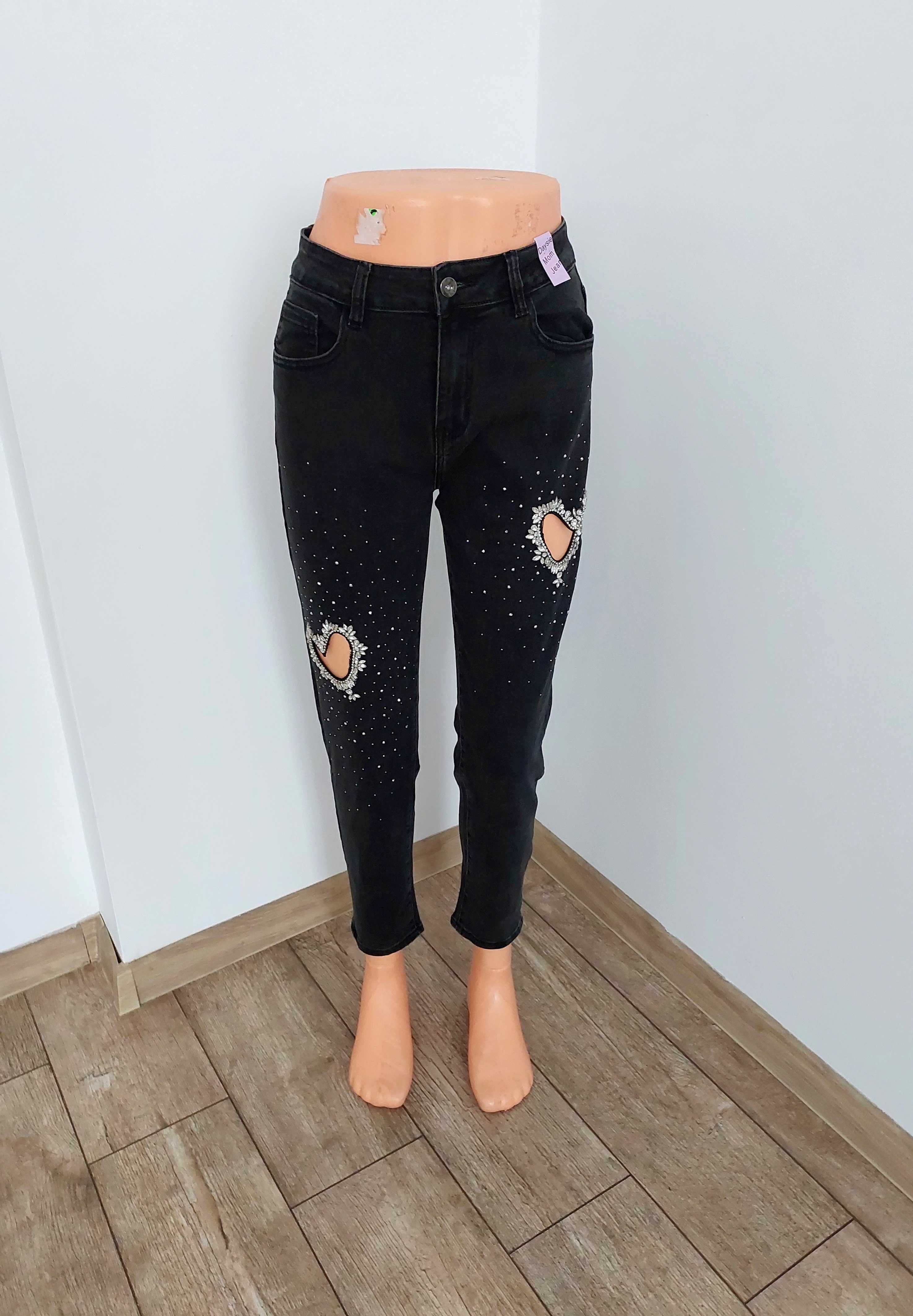 Modne Spodnie Czarne Mom Jeans Ozdobione Cyrkoniami Serca XS 34