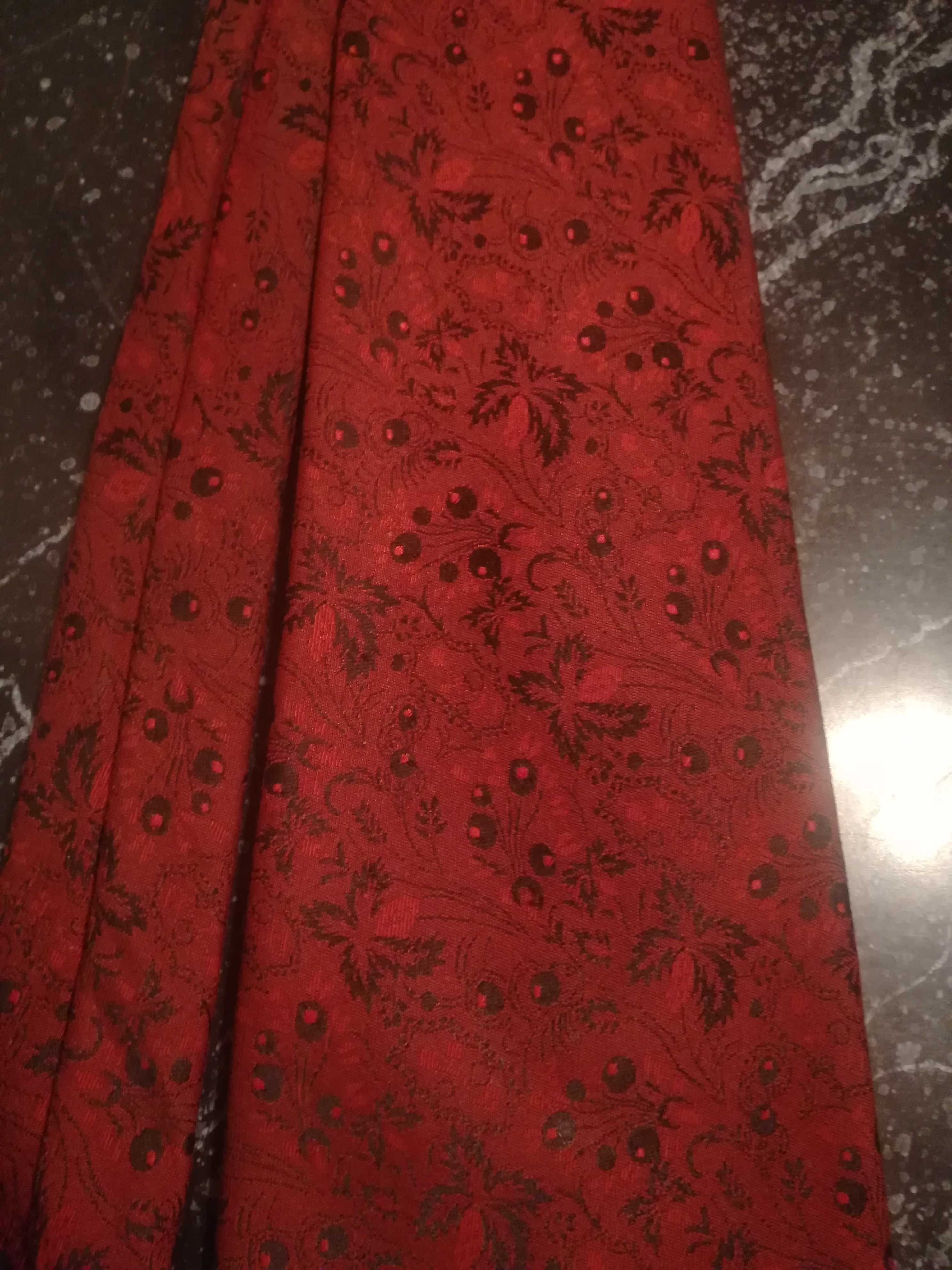Krawat bordowy w ciekawy wzorek