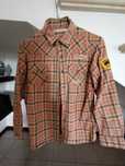 Camisa  com bordado étnico, tons tijolo e castanho claro
