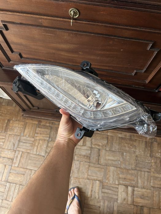 Farol de carro ainda com a película