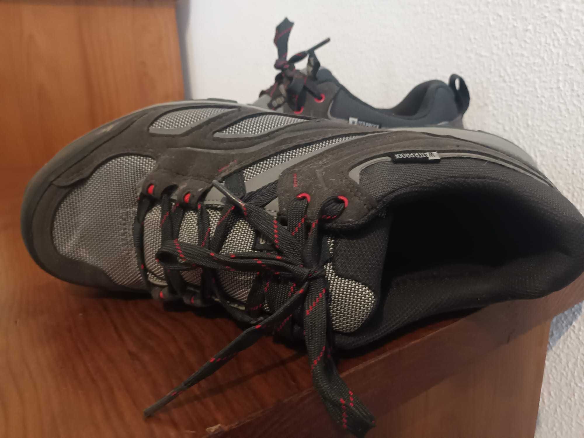 Sapatos Quechua como novos