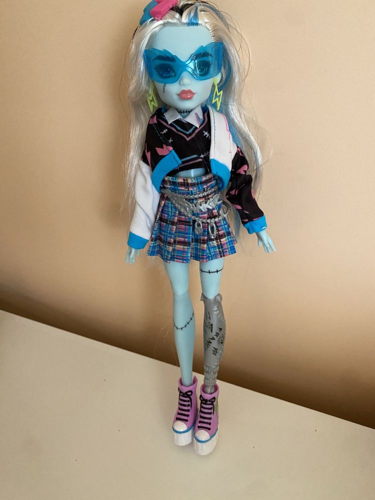 Lagoona , clowdeen , frankie stein , dracularua g3 monster high lalki