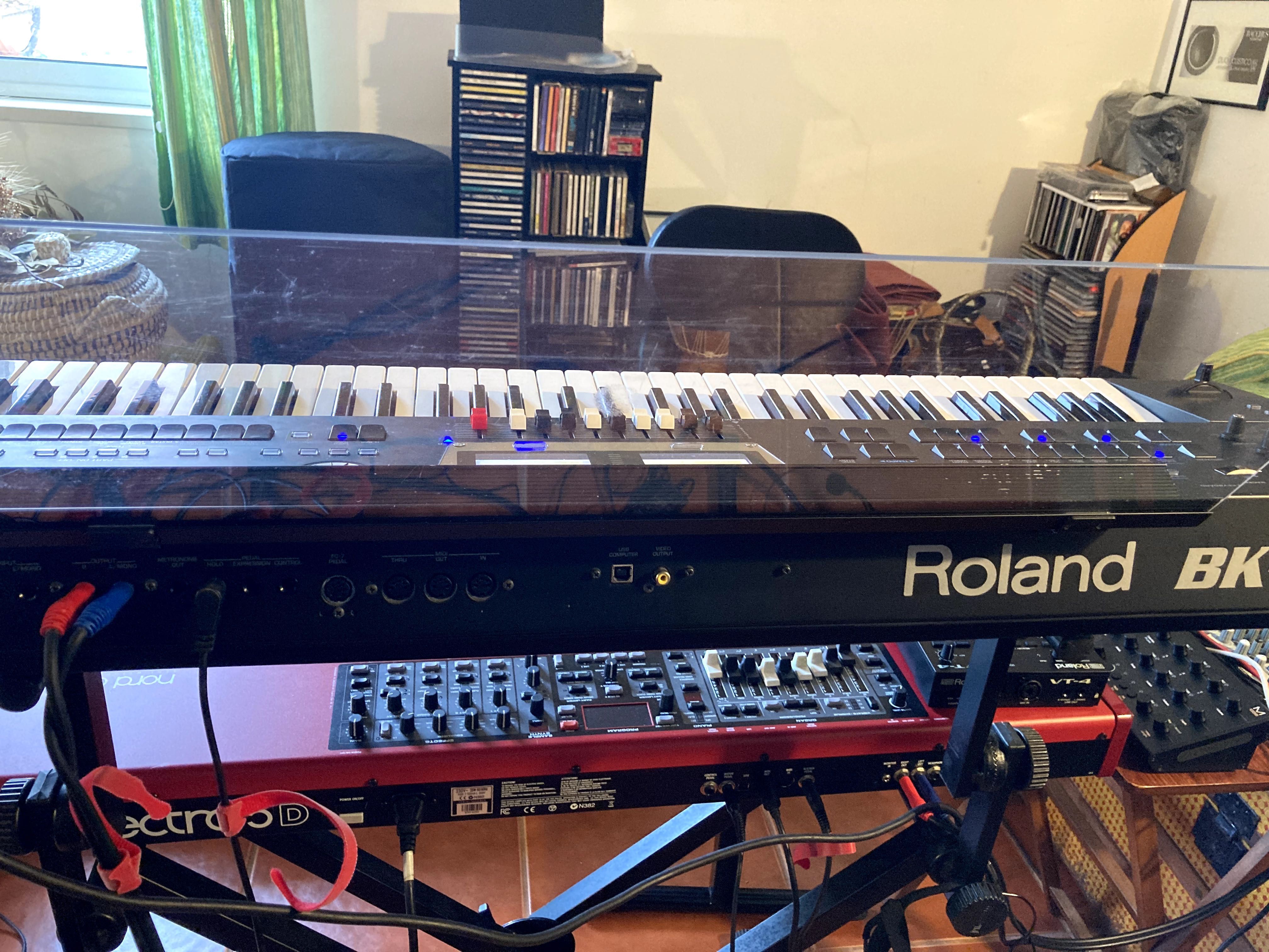 Vendo teclado  Roland BK9 com saco Roland